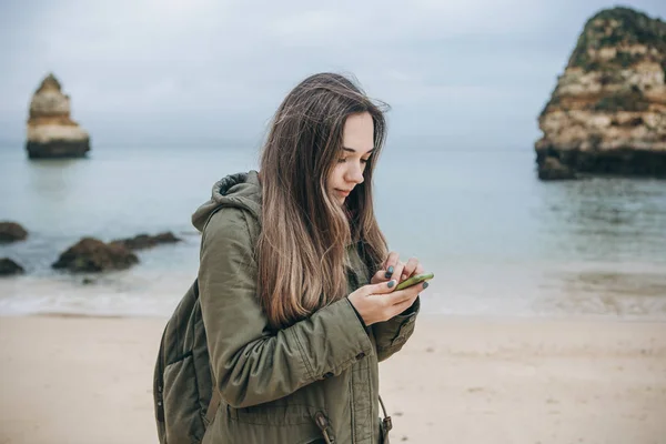 Una chica turista usa un teléfono móvil — Foto de Stock