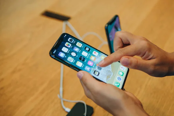 Покупатель рассчитывает купить новый современный iPhone X — стоковое фото