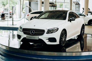 Sergi ve satış resmi satıcı yeni araçların Mercedes-Benz Berlin merkezi.
