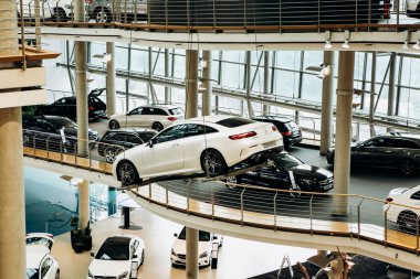 Sergi ve satış resmi satıcı yeni araçların Mercedes-Benz Berlin merkezi.