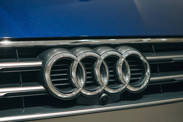 Primer plano de un cartel o emblema delantero en un nuevo Audi A5 g-tron — Foto de Stock