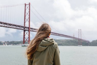 Arkadan görüntüleyin. 25 Nisan Lizbon Portekiz rüzgarlı havalarda adı verilen köprüsünde görünüyor