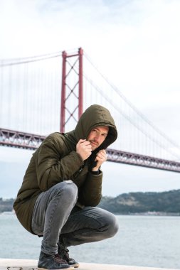 Lizbon setin bir kaputa koy serin havalarda bir ceket genç bir adam.