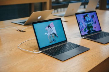 Resmi Apple store Berlin'de yeni Macbooks perakende satışı.