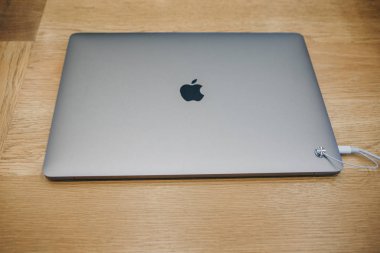 Resmi Apple store Berlin'de yeni Macbooks perakende satışı.