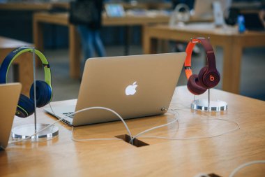 Resmi Apple store Berlin'de yeni Macbooks perakende satışı.