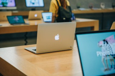 Resmi Apple store Berlin'de yeni Macbooks perakende satışı.