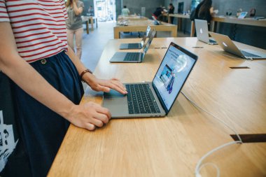 Resmi Apple store Berlin'de yeni bir Macbook satın almak alıcı seçer.