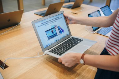Resmi Apple store Berlin'de yeni bir Macbook satın almak alıcı seçer.