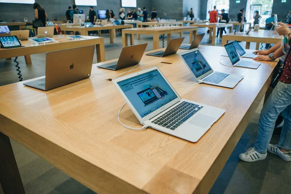 Resmi Apple store Berlin'de yeni Macbooks perakende satışı.
