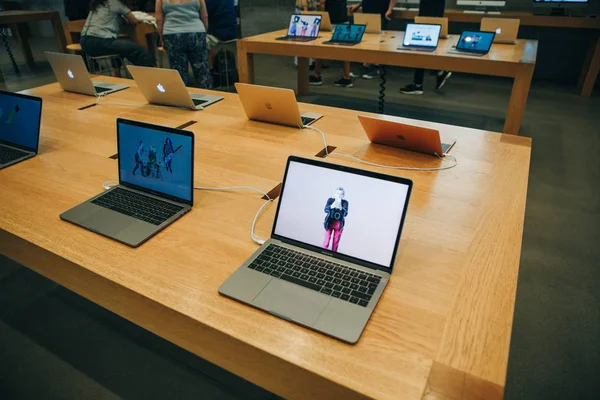 Resmi Apple store Berlin'de yeni Macbooks perakende satışı.