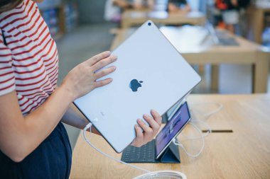 Resmi Apple store Berlin'de yeni bir ipad satın almak alıcı seçer.