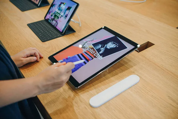 O comprador escolhe comprar um novo iPad na loja oficial da Apple em Berlim . — Fotografia de Stock