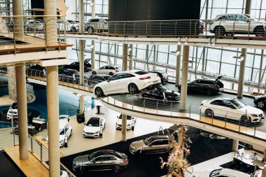 Sergi ve satış resmi satıcı yeni araçların Mercedes-Benz Berlin merkezi.