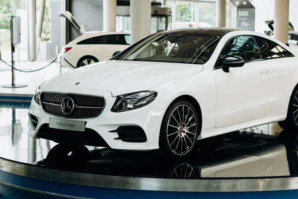 Sergi ve satış resmi satıcı yeni araçların Mercedes-Benz Berlin merkezi.