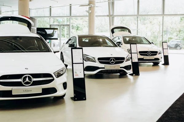 Exposición y venta de coches nuevos en el centro oficial Mercedes-Benz en Berlín . — Foto de Stock