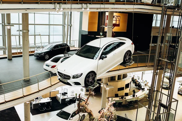 Exposición y venta de coches nuevos en el centro oficial Mercedes-Benz en Berlín . — Foto de Stock