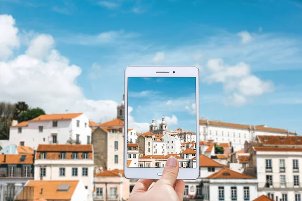 Las fotografías turísticas en la tableta una hermosa arquitectura en Lisboa . — Foto de Stock