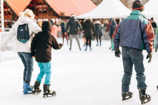 Unscharfer Hintergrund Menschen fahren auf einer offenen Eisbahn. — Stockfoto