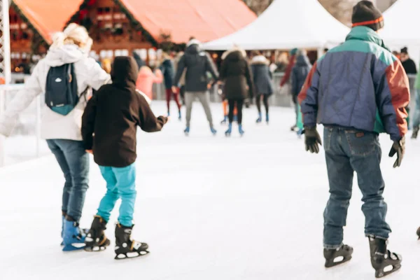 Suddig bakgrund personer rida på en öppen skridskobana. — Stockfoto