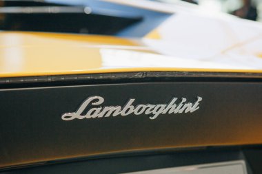 Close-up Lamborghini Aventador arması