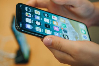 Yeni modern IPhone X satın almak için alıcı görünüyor