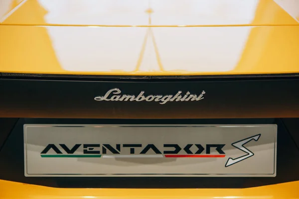 Primo piano dell'emblema Lamborghini Aventador — Foto Stock