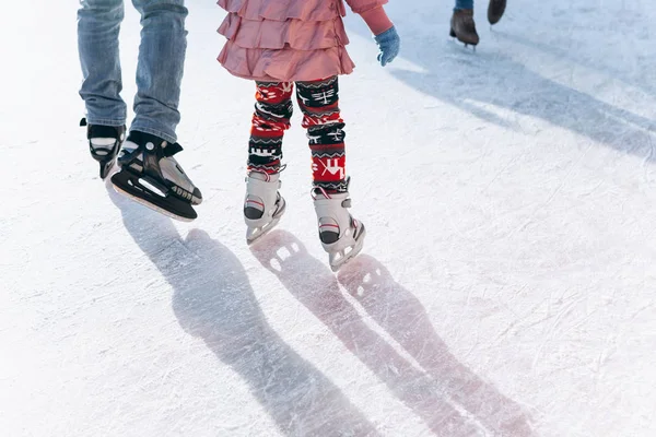 Emberek lovagolni a korcsolyapálya, a jégpálya, a karácsonyi ünnepek. — Stock Fotó