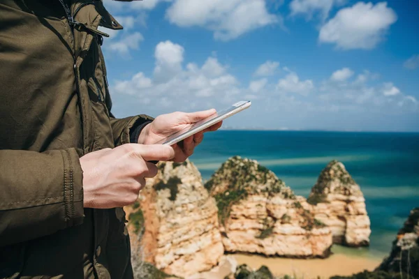 Un turista o viajero utiliza una tableta . — Foto de Stock