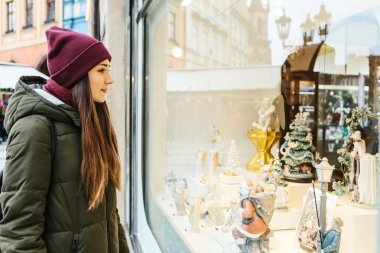 Güzel bir genç kadın bir Noel hediyesi seçer.