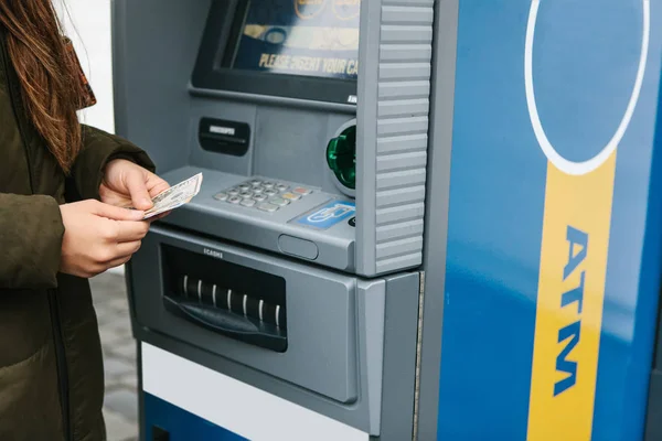 Toerist Haalt Geld Uit Geldautomaat Voor Verder Reizen Financiën Kredietkaart — Stockfoto