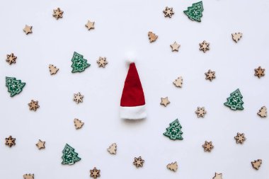 Geleneksel bir Noel Noel Baba şapkası kırmızı arka plan dekore edilmiştir..