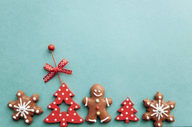 Çeşitli Noel oyuncaklar, süslemeleri ve gingerbread çerezleri yeşil bir arka plan üzerinde dahil olmak üzere gıda.