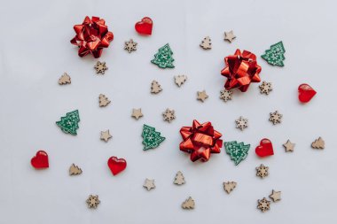 Küçük ahşap Noel ağaçları ve kar taneleri. Şenlikli bir şekilde dekore edilmiş arka plan.