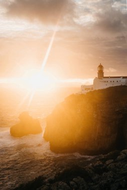 Deniz feneri ve kayalıklarla Portekiz Cape St. Vincent, gün batımında görünümü.