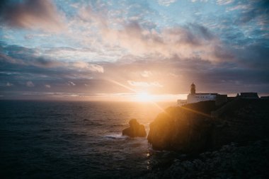 Deniz feneri ve kayalıklarla Portekiz Cape St. Vincent, gün batımında görünümü.