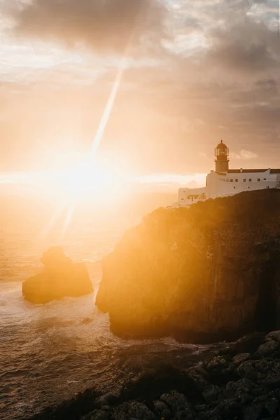 在日落时, 在葡萄牙的圣文森特角的灯塔和悬崖的看法. — 图库照片