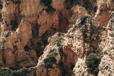 Kumtaşı kalker kayalar kırmızımsı renk