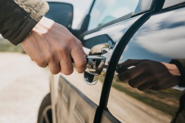 Yakın çekim, bir el açar arabanın kapısını bir anahtarla mans.