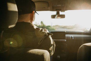 Sürücü veya gezgin veya turistik bir araba.