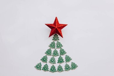 Noel ağacı diğer küçük ahşap Noel ağaçları ve bir yıldız üstte.