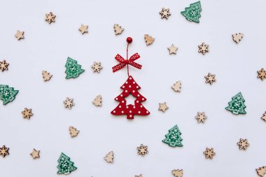 Noel ağacı oyuncaklar. Şenlikli bir şekilde dekore edilmiş arka plan.