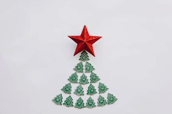 Weihnachtsbaum aus anderen kleinen hölzernen Weihnachtsbäumen und einem Stern oben drauf. — Stockfoto