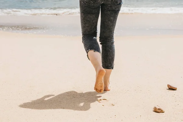 Primer plano de una chica descalza caminando por la playa — Foto de Stock