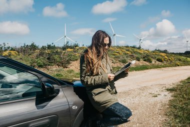 Bir turist kızın yanında araba haritaya benziyor