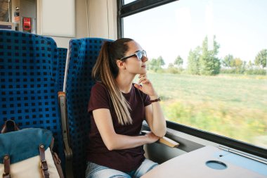 Genç güzel kız turistik tren ile seyahat