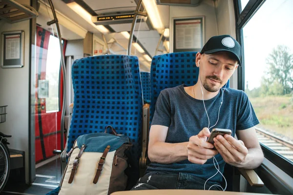 Молодой Человек Слушает Музыку Подкаст Время Путешествия Поезде — стоковое фото