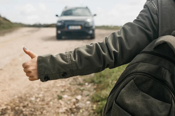 Крупним планом туристична дівчина з рюкзаком автостопом . — стокове фото