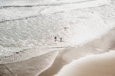 İnsanlar sörf. Aktif ve aşırı spor. Sörf.