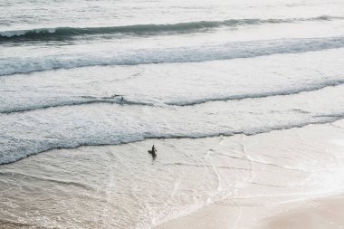İnsanlar sörf. Aktif ve aşırı spor. Sörf.